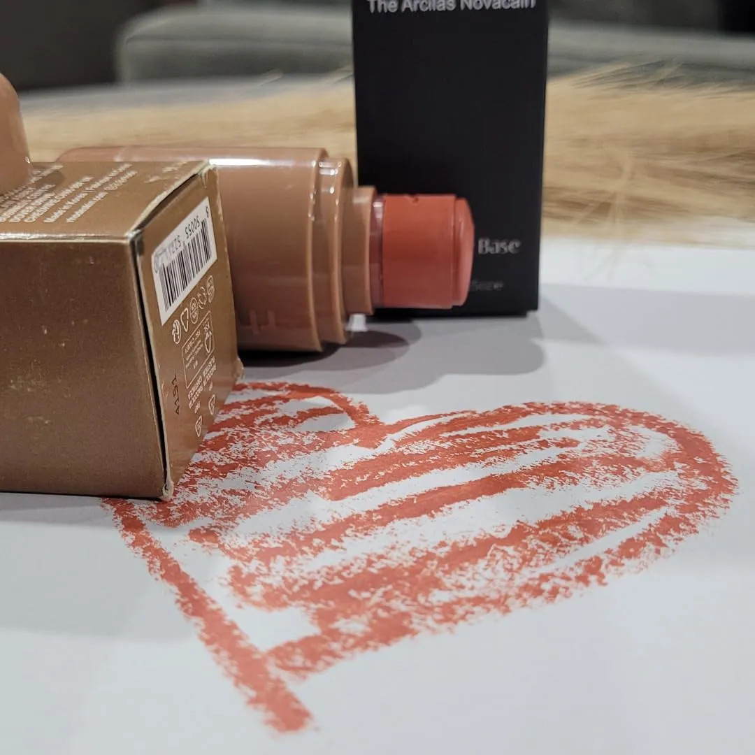 Limited Edition Luxury Travel Beauty Kit – Viral Compact Blush, Radiant Highlighter, Setting Powder, Volumizing Mascara & Pro Blending Sponge – Portable, Trendy & TikTok-Approved